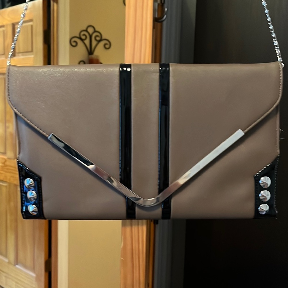 Clutch with chain handle